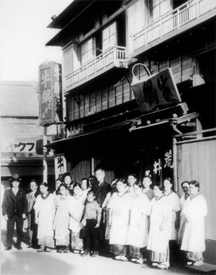 〈昭和初期〉 本店を写した最も古い写真。2代目・荒井登良吉(中央)が電気コンロを導入した頃。