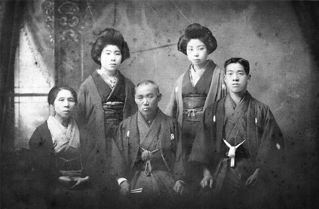 〈大正7年〉 初代・荒井庄兵衛(中央)は2代目・登良吉(右)を迎え、荒井屋の発展を願った。