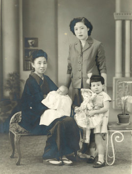 〈昭和31年〉 3代目女将・愛子(中央)が4代目・一雄を出産。2代目女将・花(左)、一雄の姉・良子(右)とともに。